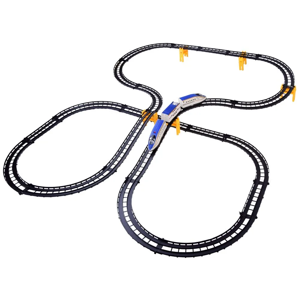 Komplet kolejki podczas zabawy, dzieci układają trasę pociągu