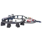 Kompletny zestaw kolejki z mostem, szlabanami oraz figurką chłopca