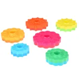 Widok wieży układanki z ułożonymi krążkami w różnych kolorach