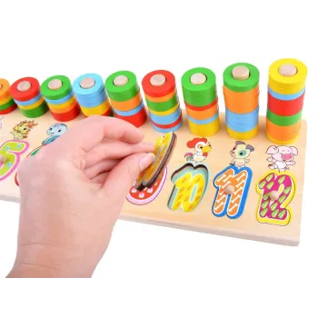 dziecko bawiące się drewnianymi cyframi z zestawu