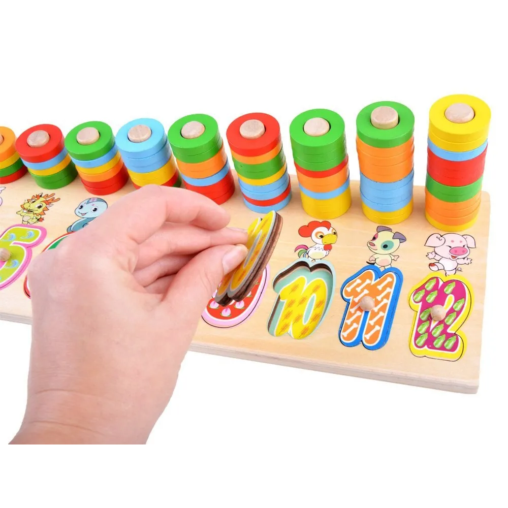 dziecko bawiące się drewnianymi cyframi z zestawu