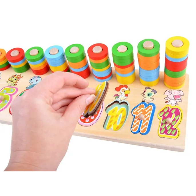 dziecko bawiące się drewnianymi cyframi z zestawu