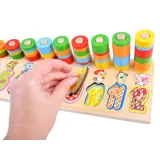 dziecko bawiące się drewnianymi cyframi z zestawu