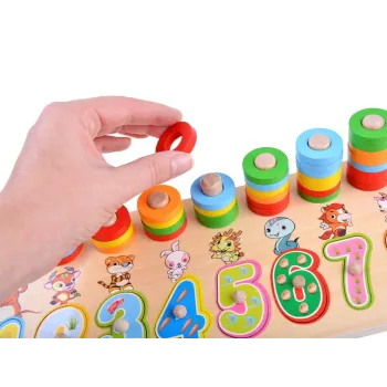 kolorowe pudełko z układanką gotową na prezent