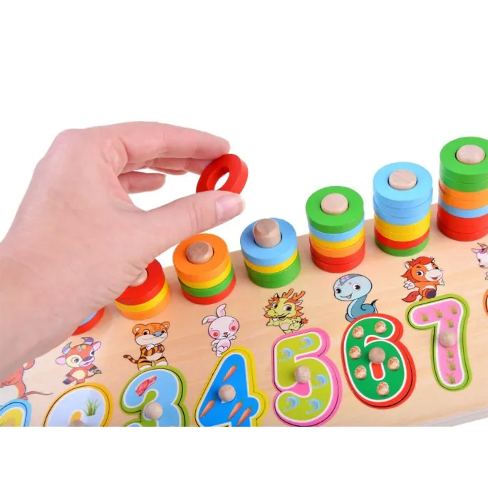 kolorowe pudełko z układanką gotową na prezent