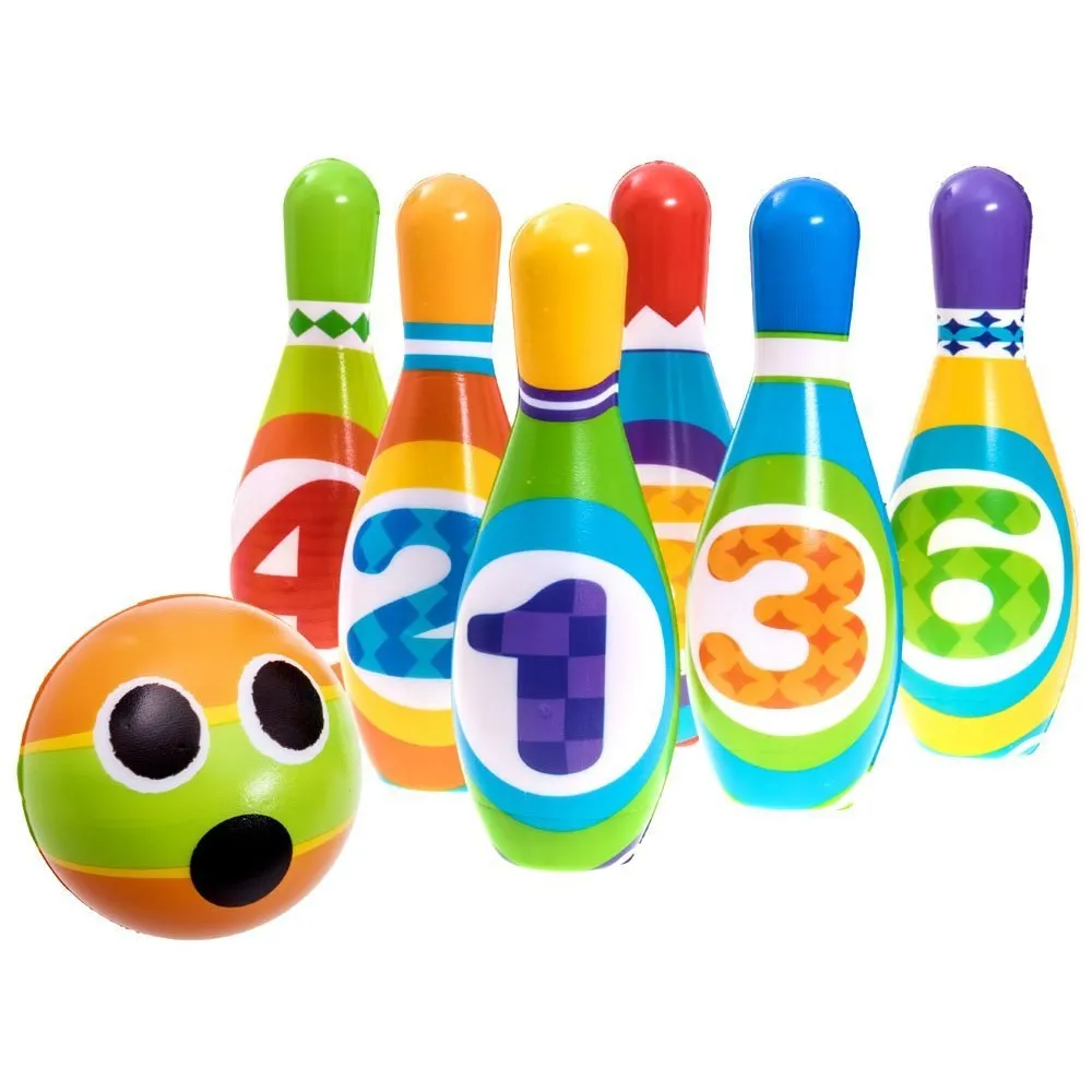 Wyraziste kręgle z miękkiego tworzywa oraz kula do zabawy