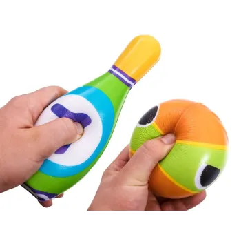 Kolorowe kręgle dziecięce podczas gry w domu lub na dworze