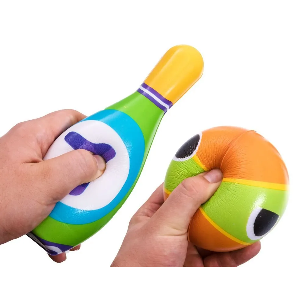 Kolorowe kręgle dziecięce podczas gry w domu lub na dworze