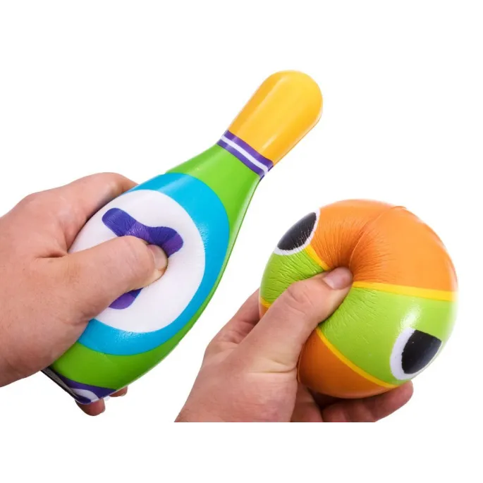 Kolorowe kręgle dziecięce podczas gry w domu lub na dworze