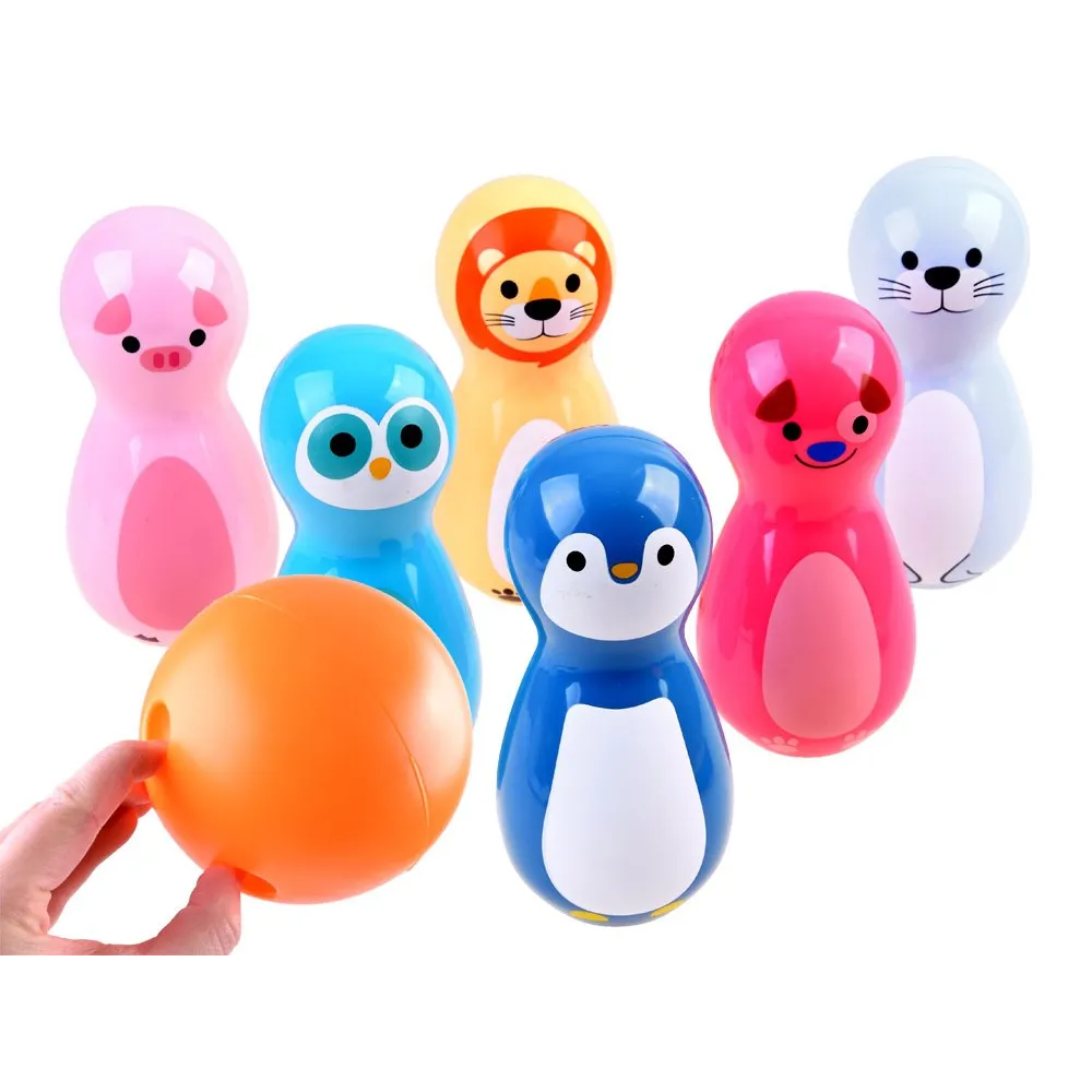 Zbliżenie na kręgiel ze świnką w pastelowych barwach