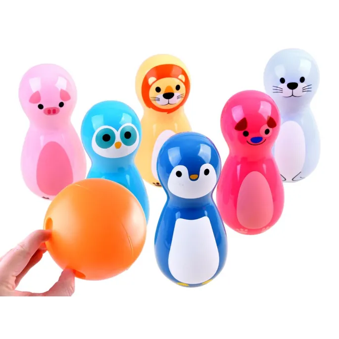 Zbliżenie na kręgiel ze świnką w pastelowych barwach