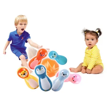 Wszystkie kręgle ustawione w rzędzie na stole do zabawy