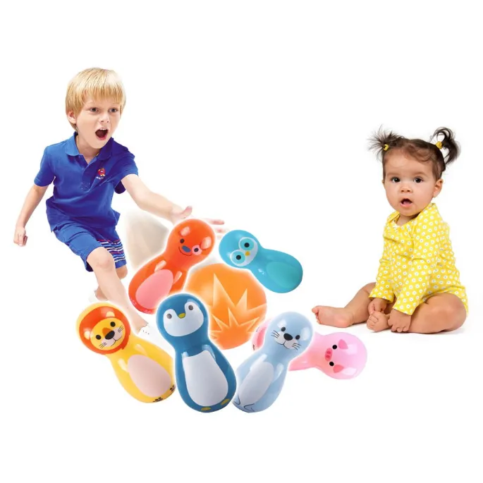 Wszystkie kręgle ustawione w rzędzie na stole do zabawy