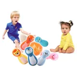 Wszystkie kręgle ustawione w rzędzie na stole do zabawy