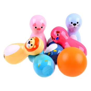 Kula do gry otoczona przez kręgle zwierzątka grzechotki