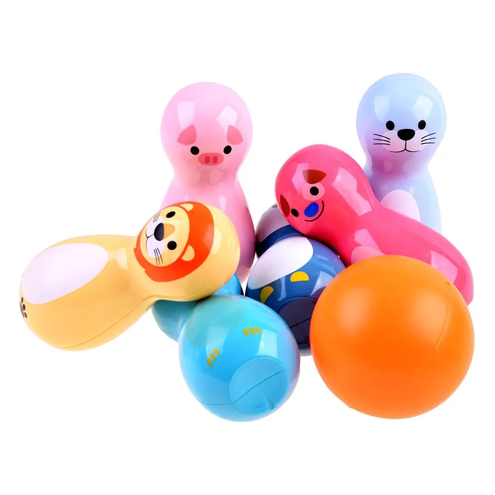 Kula do gry otoczona przez kręgle zwierzątka grzechotki