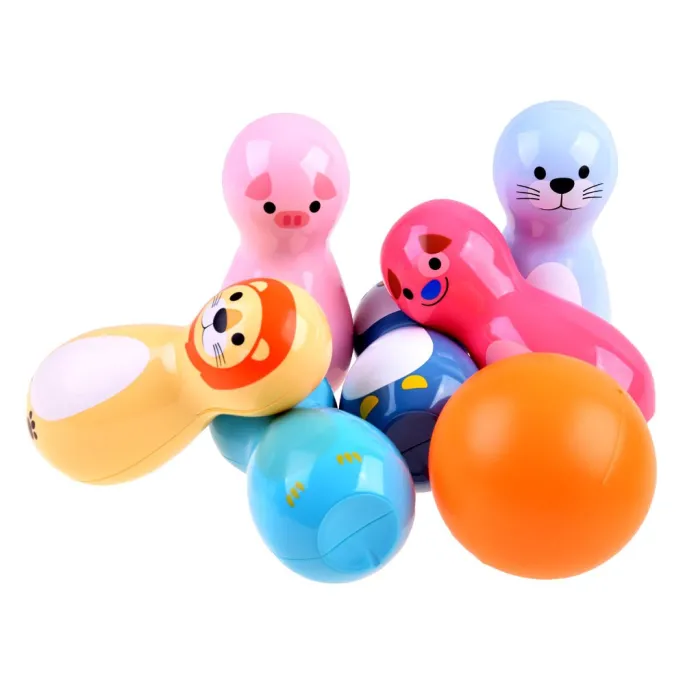 Kula do gry otoczona przez kręgle zwierzątka grzechotki