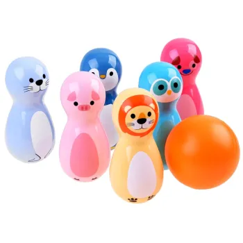 Detal kręgla z pingwinem i przyjaznym wyrazem twarzy