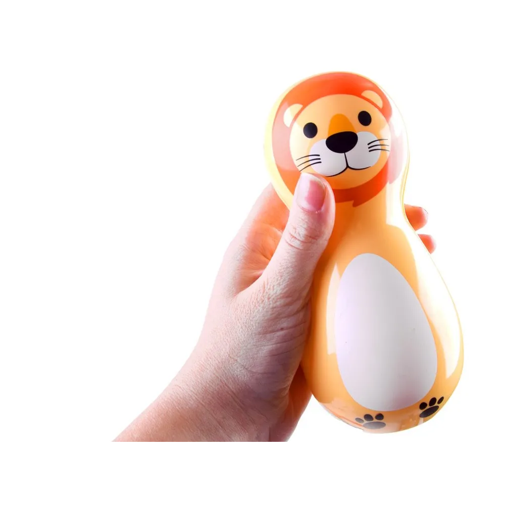 Dziecko bawi się kolorowymi kręglami i kulą w domu