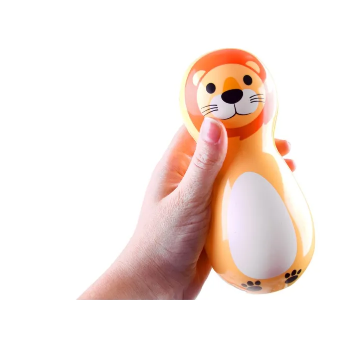 Dziecko bawi się kolorowymi kręglami i kulą w domu