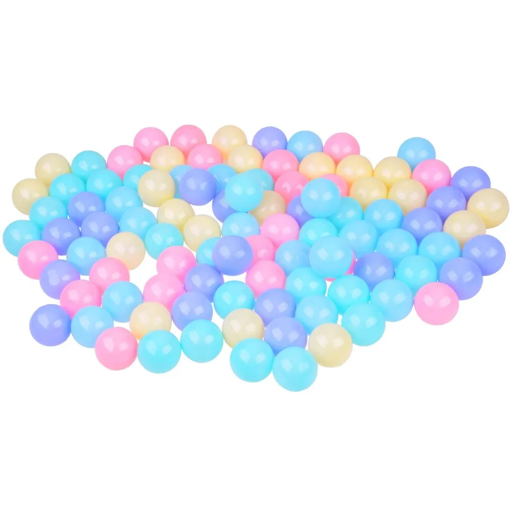 Zbliżenie na fioletową kulkę do suchego basenu