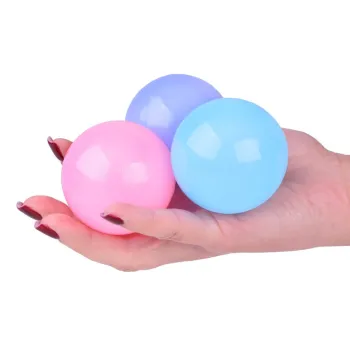 Podkreślenie wielkości piłki 5,5 cm na dłoni dziecka