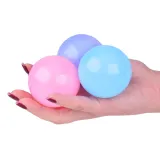 Podkreślenie wielkości piłki 5,5 cm na dłoni dziecka