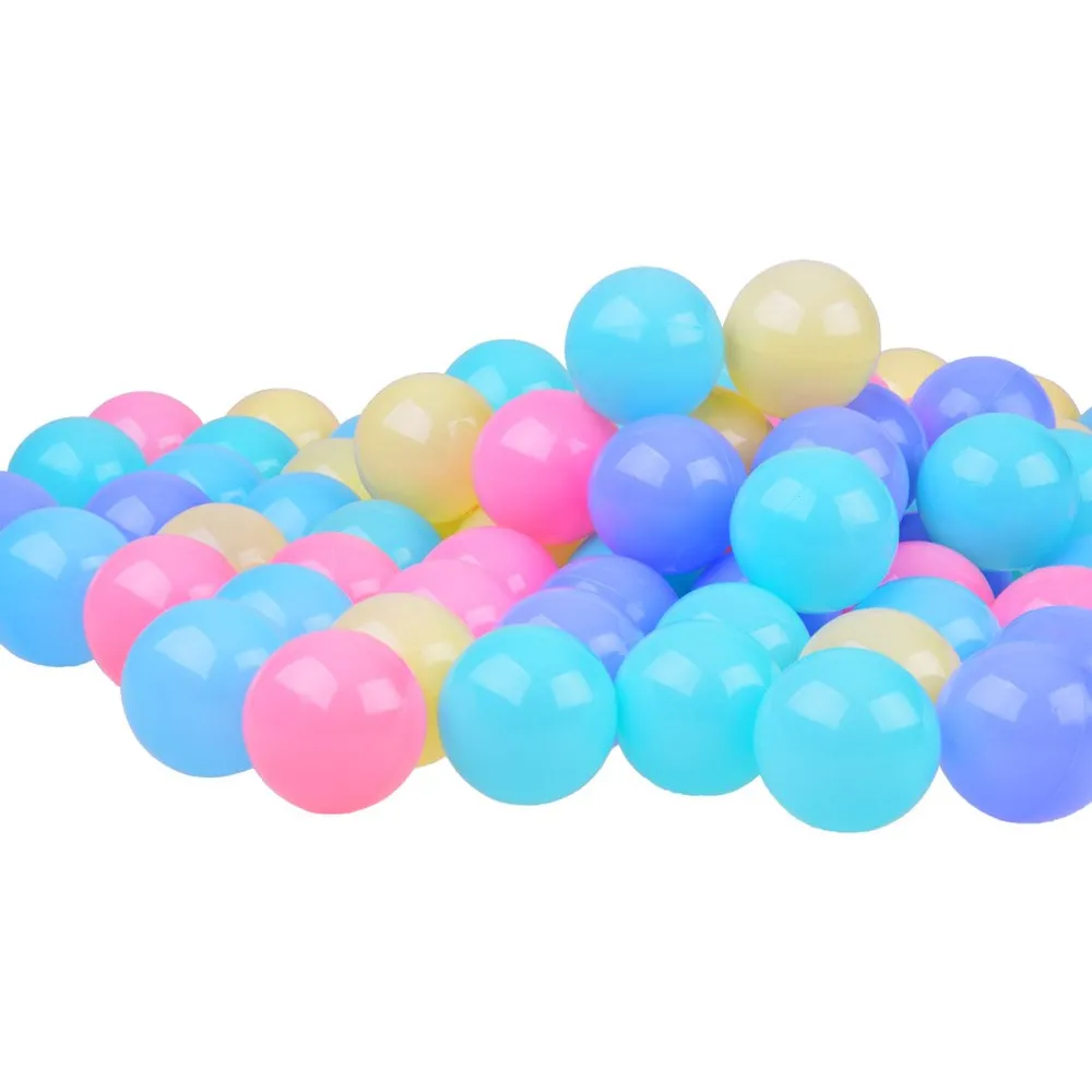 Kolorowe piłki wyjęte z siatki na białym tle