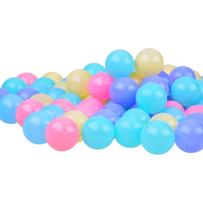 Kolorowe piłki wyjęte z siatki na białym tle