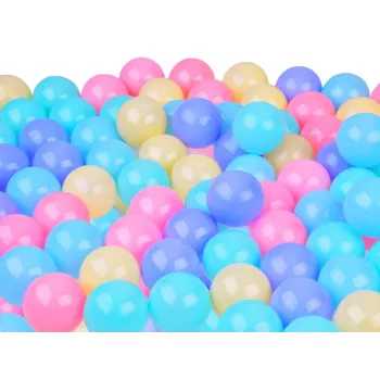 Pastelowe kulki ułożone w stosie w kącie pokoju dziecięcego