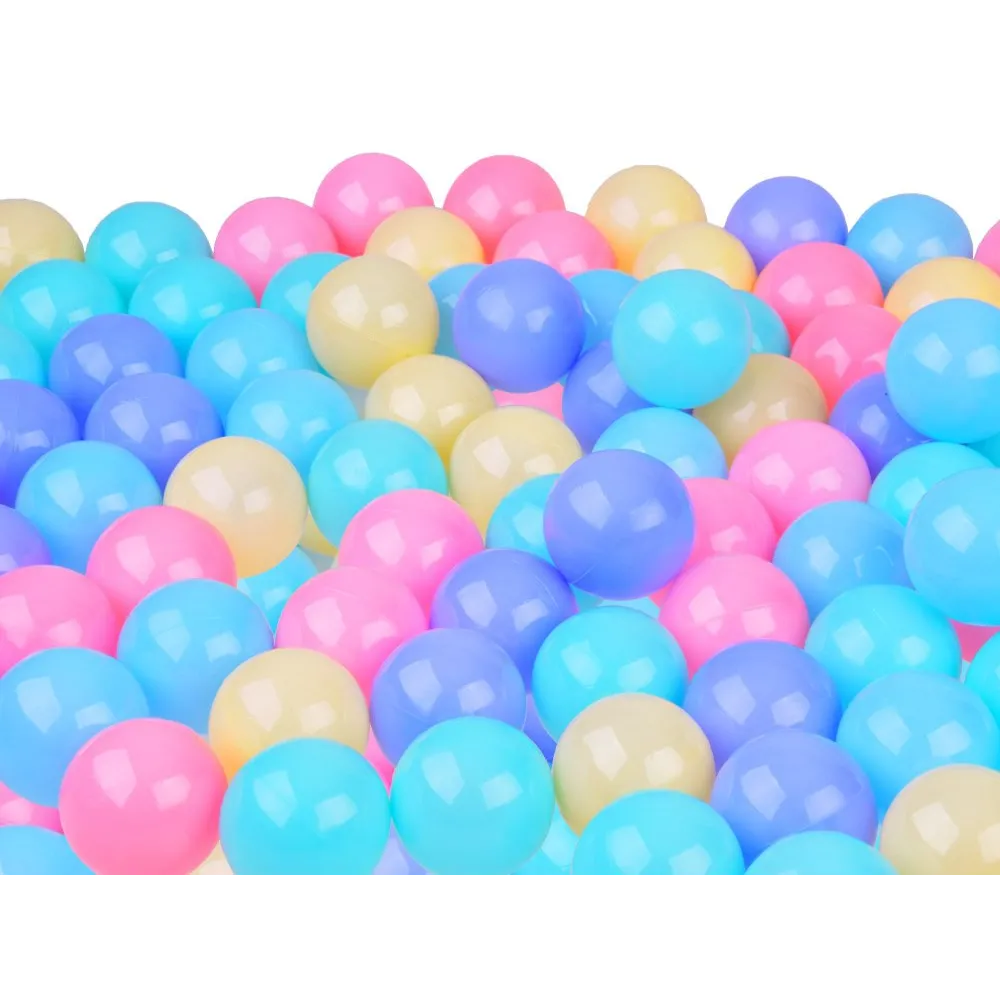 Pastelowe kulki ułożone w stosie w kącie pokoju dziecięcego