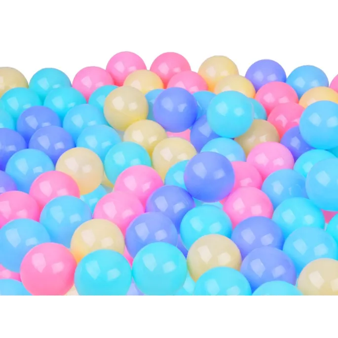 Pastelowe kulki ułożone w stosie w kącie pokoju dziecięcego