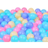 Pastelowe kulki ułożone w stosie w kącie pokoju dziecięcego