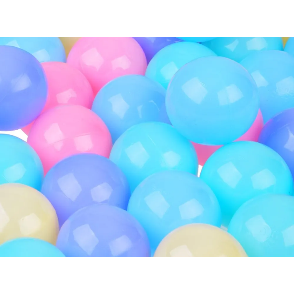 Zestaw 100 piłek pastelowych rozłożonych na podłodze