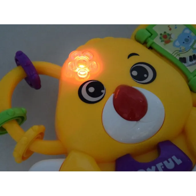 misio koala z zabawną minką jako element dekoracyjny pianinka