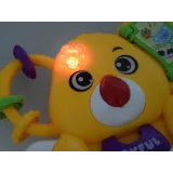 misio koala z zabawną minką jako element dekoracyjny pianinka