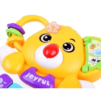 zabawka muzyczna dla najmłodszych z pudełkiem prezentowym w tle