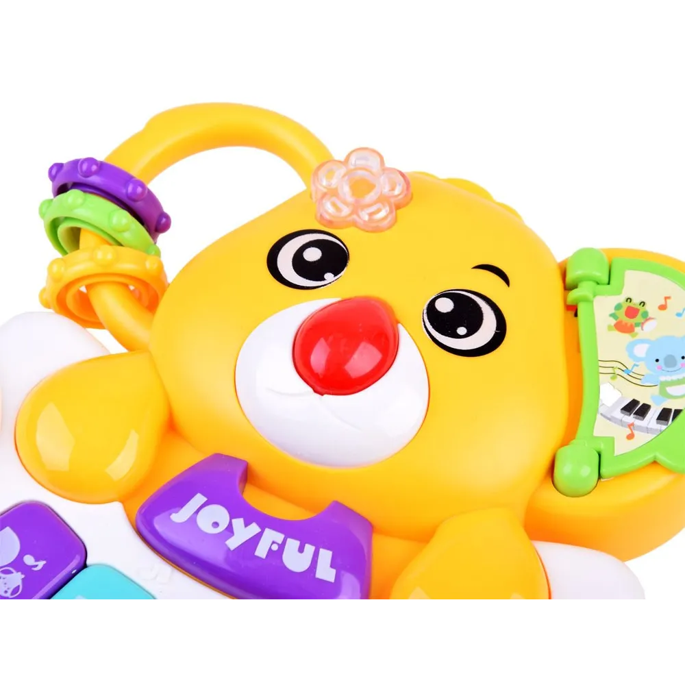 zabawka muzyczna dla najmłodszych z pudełkiem prezentowym w tle