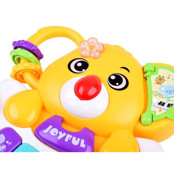 zabawka muzyczna dla najmłodszych z pudełkiem prezentowym w tle