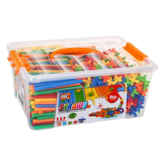 dzieci budujące przestrzenne modele z różnobarwnych słomek