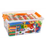 dzieci budujące przestrzenne modele z różnobarwnych słomek