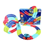 autko na giętkim torze z włączonymi światłami LED