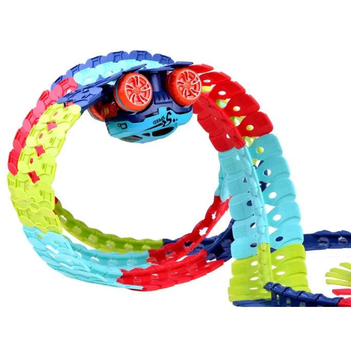 prezentacja toru o długości 4 metry z zakrętami i zjazdami