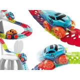 masywny samochód z gumowymi kołami na tle kolorowej trasy