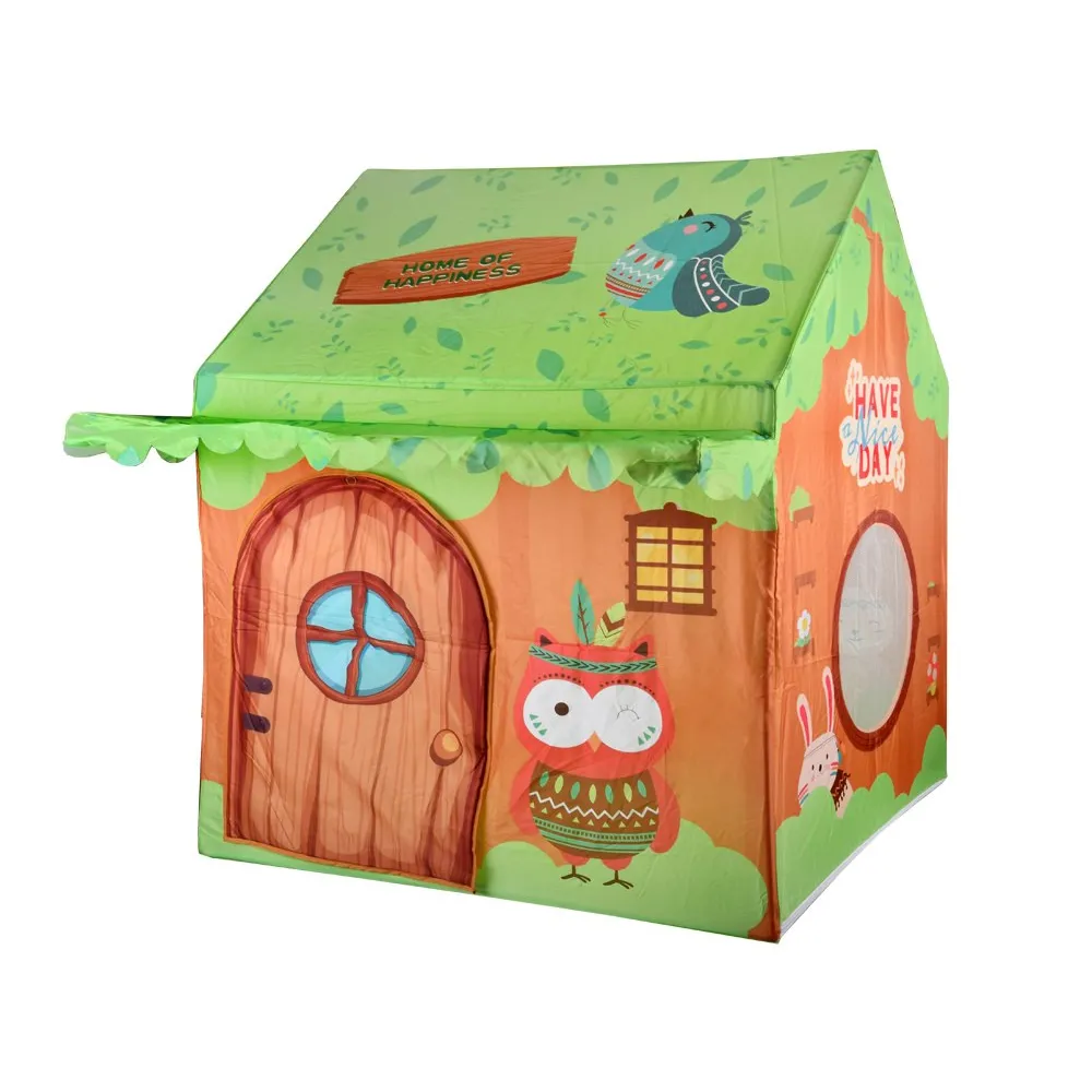 Zbliżenie na drzwi namiotu domek leśni przyjaciele