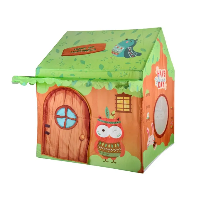 Zbliżenie na drzwi namiotu domek leśni przyjaciele