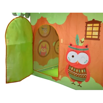 Detal okna w kolorowym namiocie dziecięcym