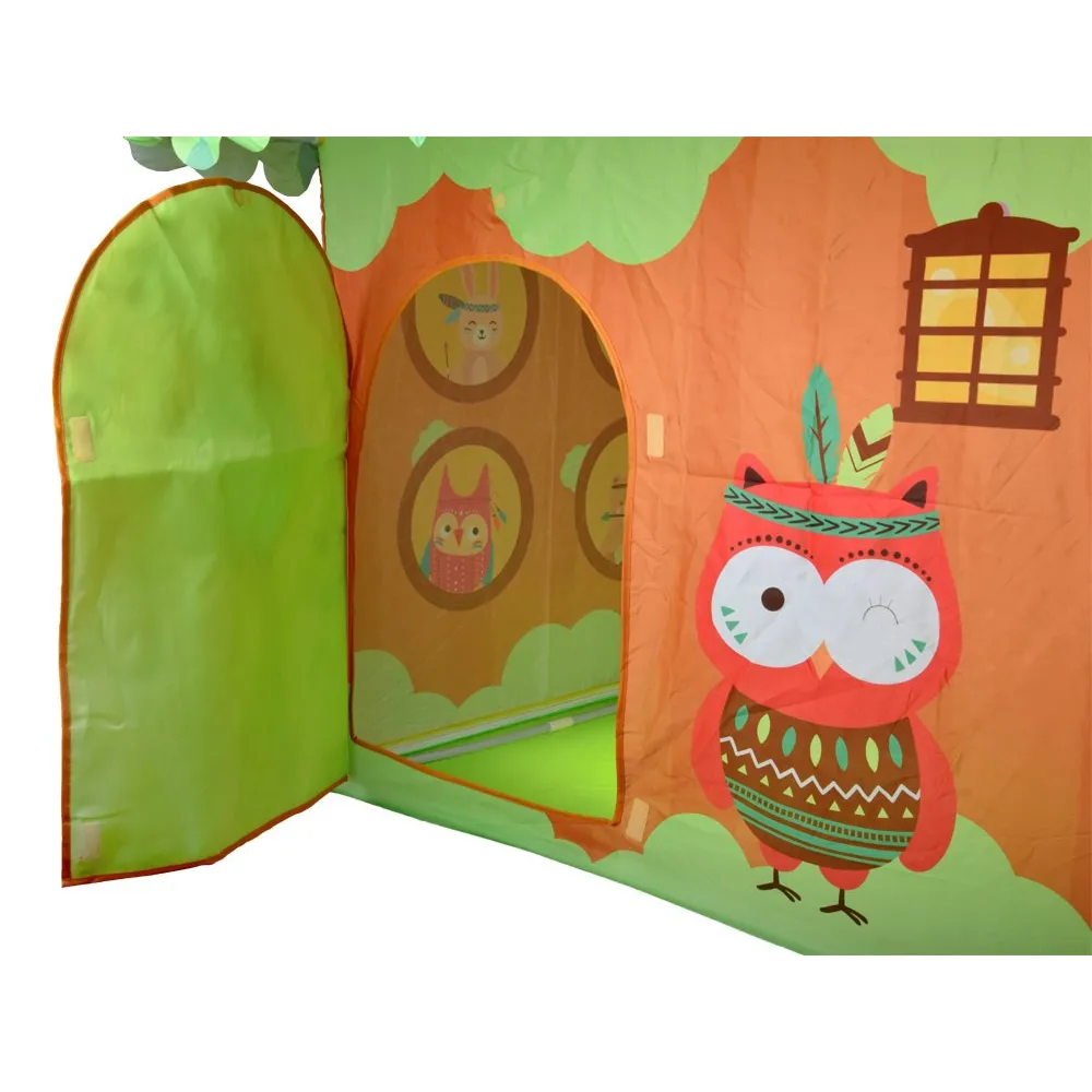 Detal okna w kolorowym namiocie dziecięcym