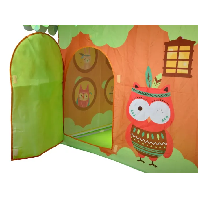 Detal okna w kolorowym namiocie dziecięcym