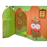 Detal okna w kolorowym namiocie dziecięcym